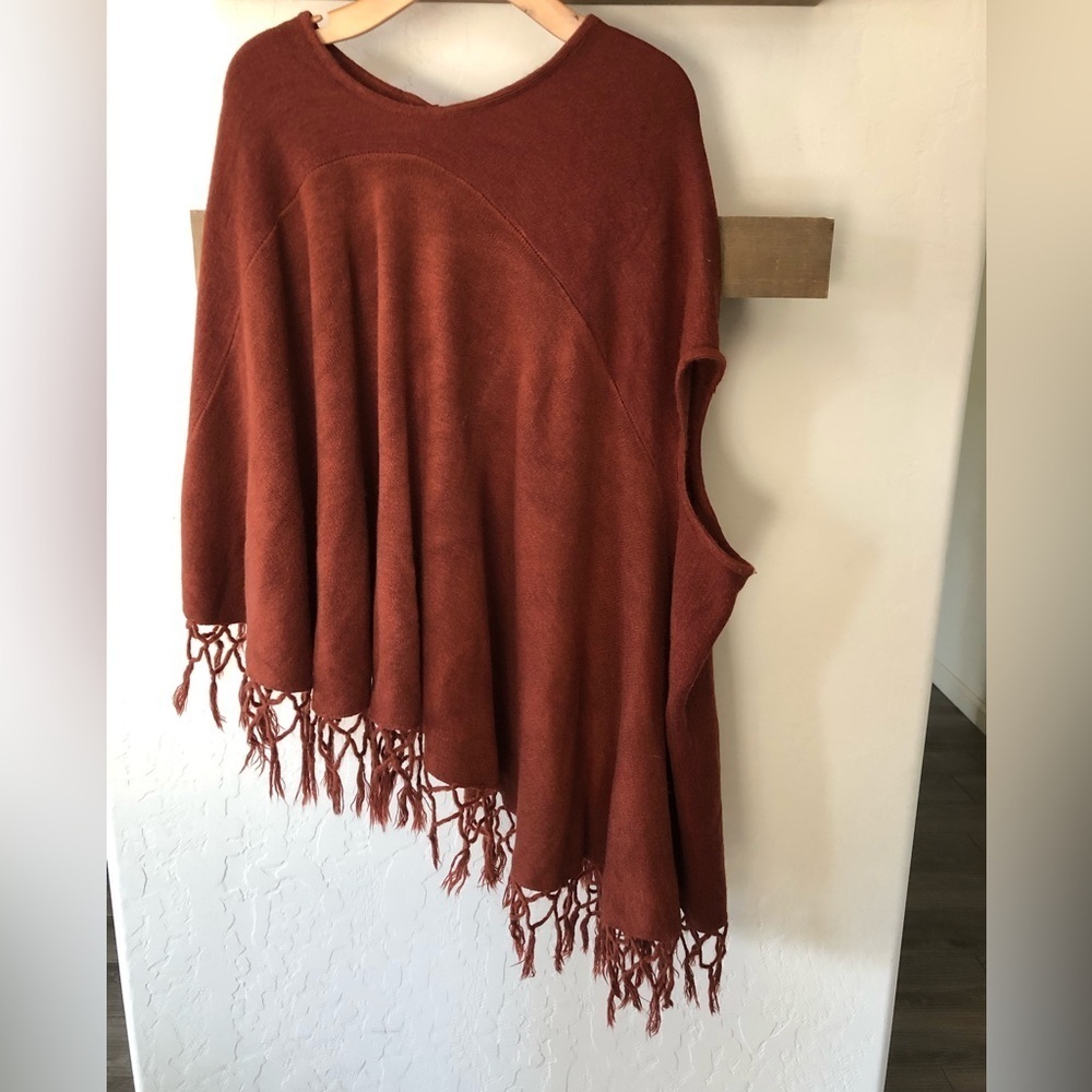 Burnt orange/Rust Pancho,asymmetrical cut with fringe detail•Slouchy boho style - Picture 5 of 5